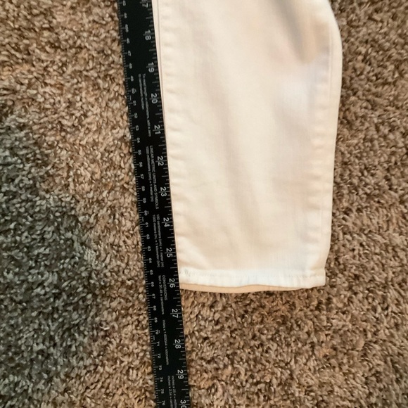 J Brand White Slim Straight Cropped Jeans Size 28 Discontinued Brand

E001 - Picture 7 of 8